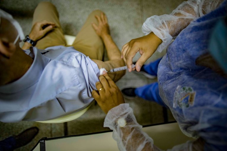 Birigui está vacinando idosos de 80 anos ou mais contra o vírus da gripe