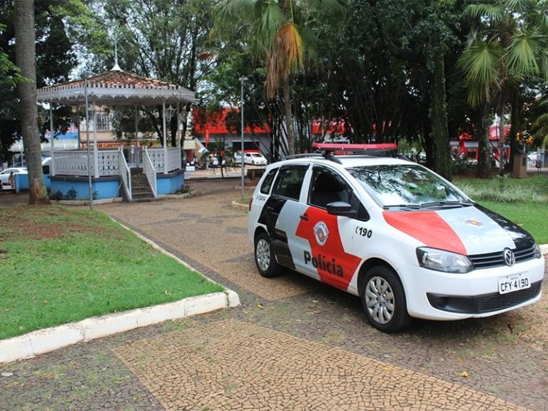 Moça apanha e ateia fogo no namorado quando dormia no coreto em Matão