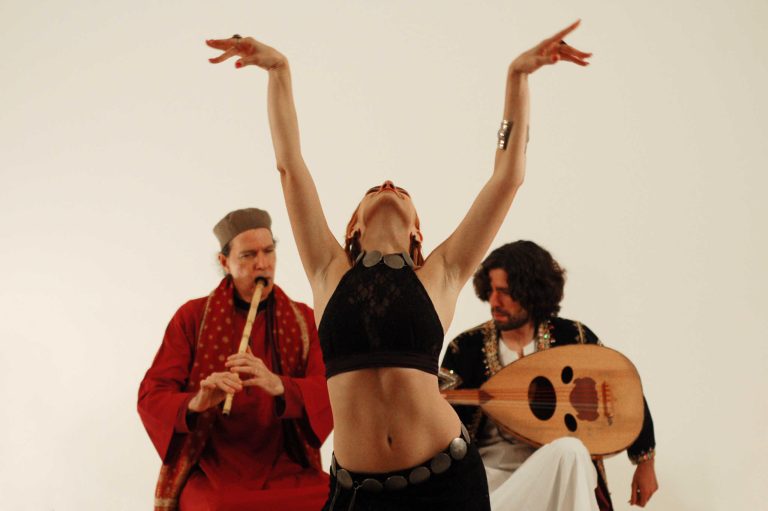 Grupo Yaqin Ensemble traz movimento e sons do oriente para o Teatro Minaz