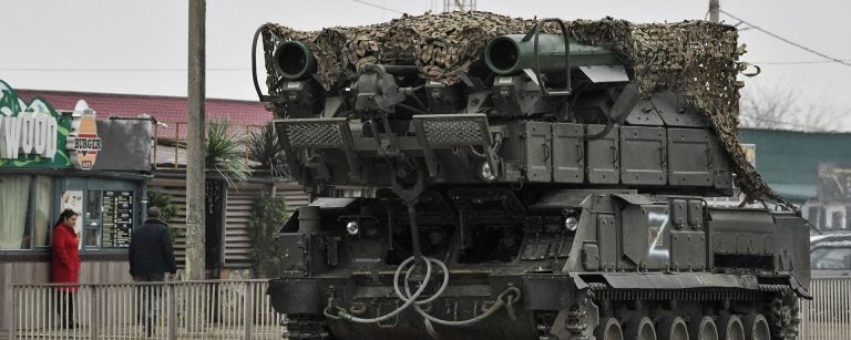 Tropas russas avançam em direção a Kiev