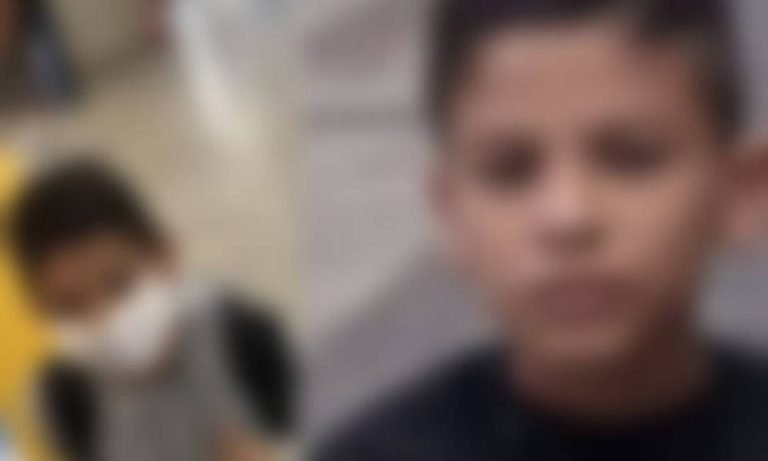 Menino embarca sozinho em avião após fugir de casa