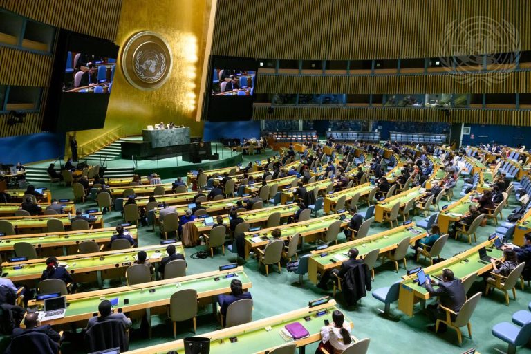 Rússia enfrenta aumento da pressão internacional; denúncias de crimes de guerra chegam à ONU