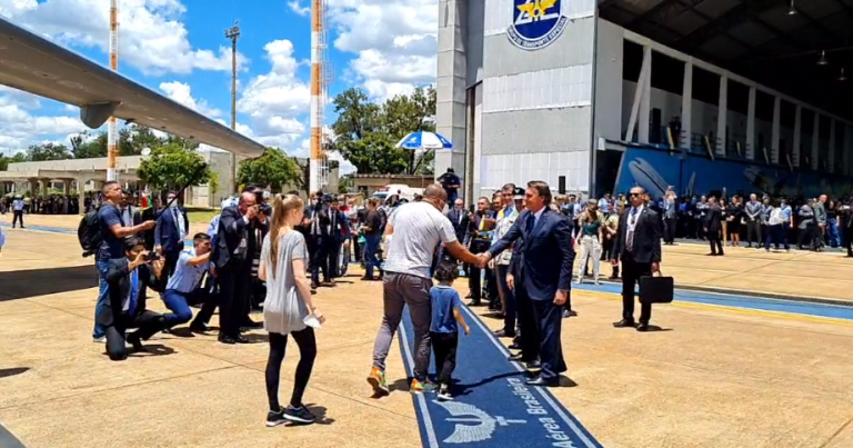 Bolsonaro recebe resgatados da Ucrânia em avião da FAB