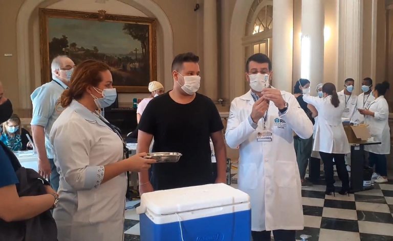 Rio avalia fim do uso obrigatório de máscara em locais fechados