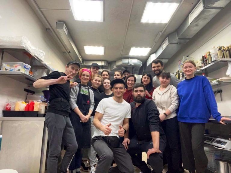 Voluntários se mobilizam para alimentar soldados e refugiados na Ucrânia