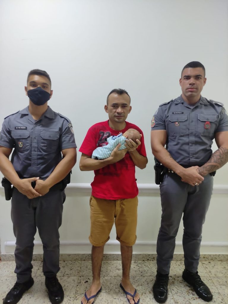 Policiais militares salvam bebê de nove dias que estava engasgado