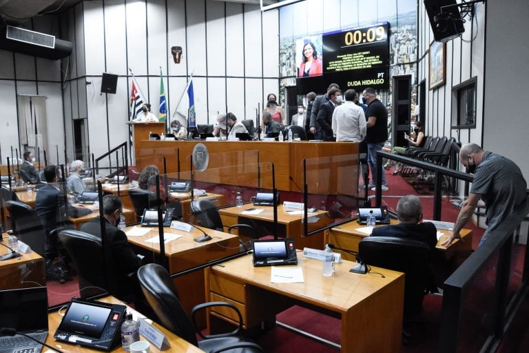 Após denúncia da Thathi, vereadores pedem fim do home office para servidores da Câmara