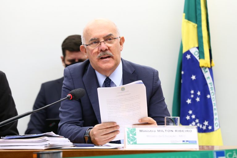 Deputados cobram investigação de denúncias contra ministro da Educação