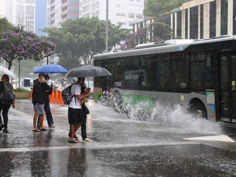 Chuva volta à cidade de São Paulo e deixa 150 pontos de alagamentos