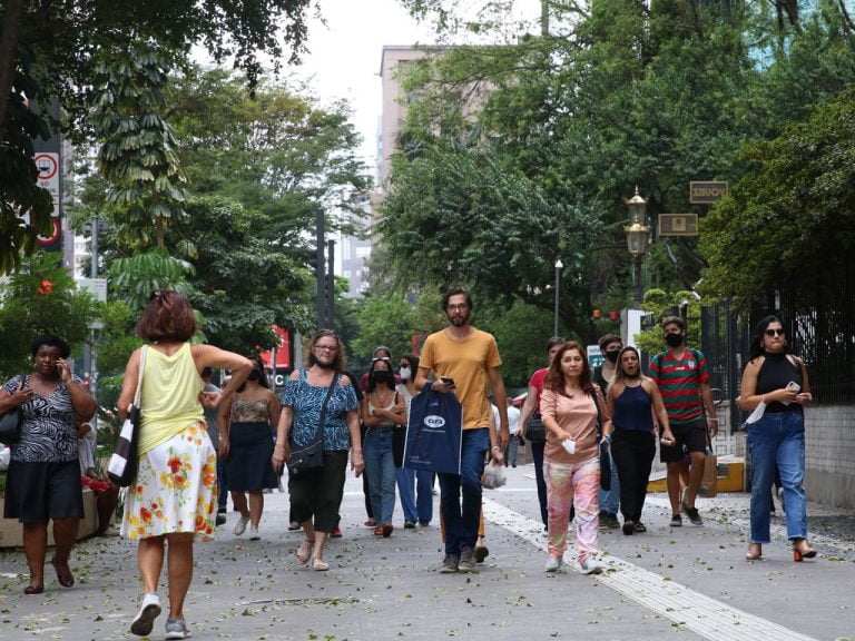 Baixa de casos faz 19 capitais reduzir exigência de máscara