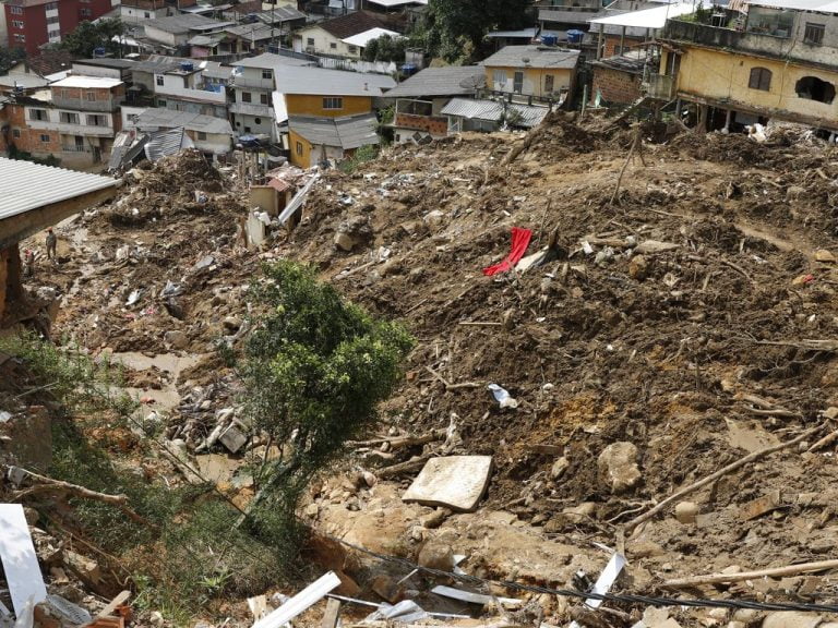 Petrópolis: Defesa Civil mantém alerta para risco alto de deslizamento