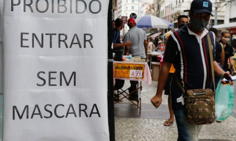 ‘Não é hora de tirar máscara em ambiente fechado’