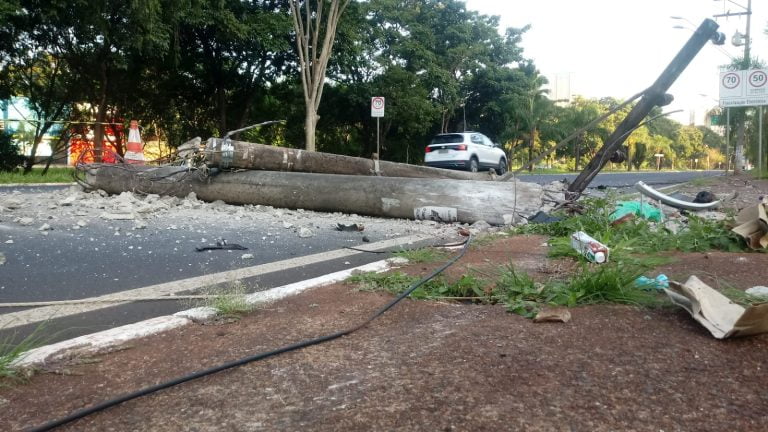 Poste caído na Avenida Maurílio Biagi interrompe o trânsito no sentido bairro-centro