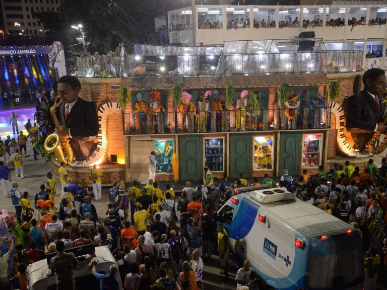 Menina perde a perna em acidente com carro alegórico na saída do Sambódromo