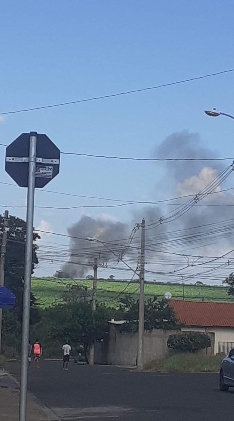 Avião de treinamento da FAB cai em Pirassununga