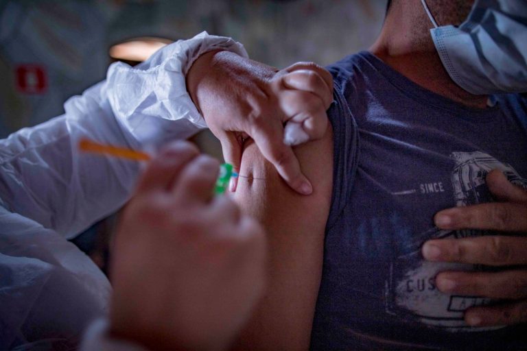 Idosos com 60 anos ou mais e profissionais da saúde começam a ser vacinados hoje em Araçatuba contra a Influenza