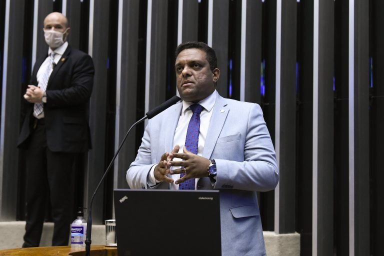 Bolsonaro indica para vice-líder  na Câmara deputado que atacou Alexandre de Moraes