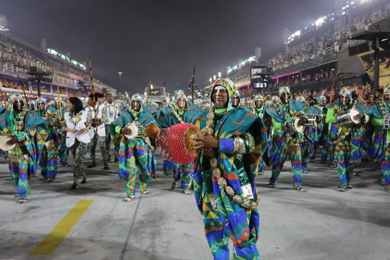 Escolas do Grupo Especial voltam ao sambódromo hoje à noite no RJ e SP