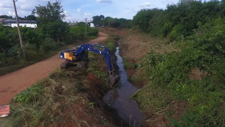 Córrego Machadinho passa por desassoreamento em 1.300 metros