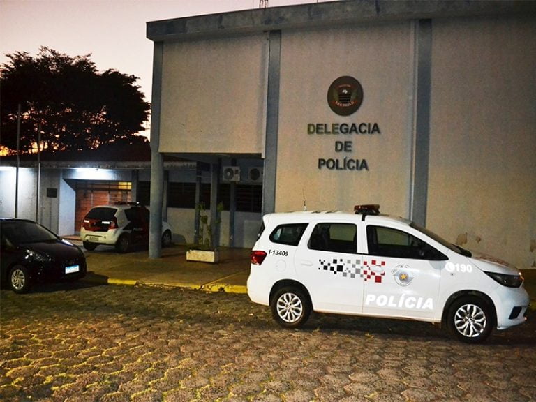 Ladrão despenca de telhado do supermercado e acaba preso