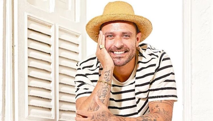 Pé na areia, caipirinha, água de coco e cervejinha para Diogo Nogueira