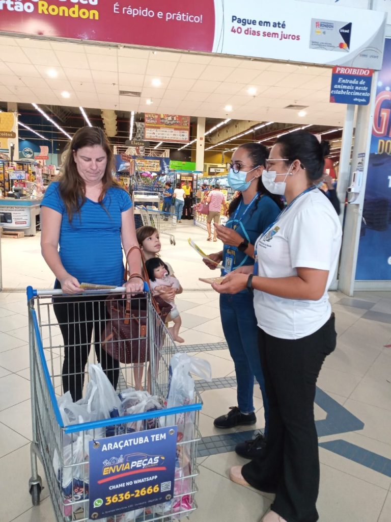 Clientes de supermercados de Araçatuba recebem orientações sobre a dengue