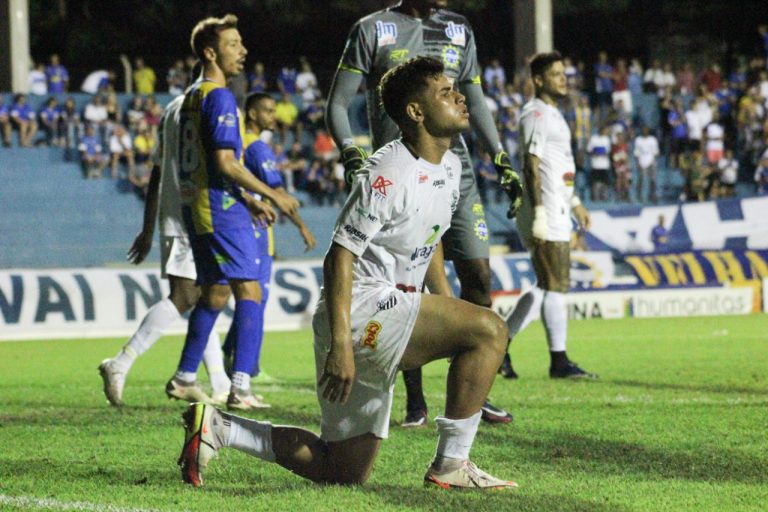 Comercial sai perdendo, vira o jogo, mas cede o empate