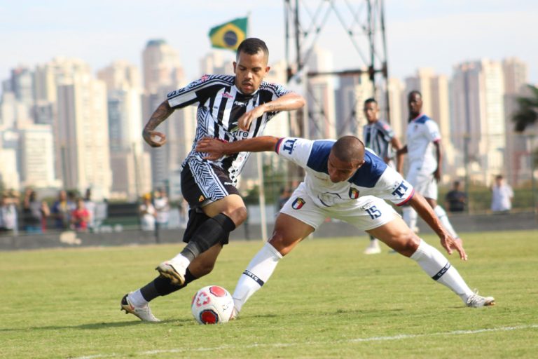 Comercial a dois jogos do acesso à série A2 do Campeonato Paulista