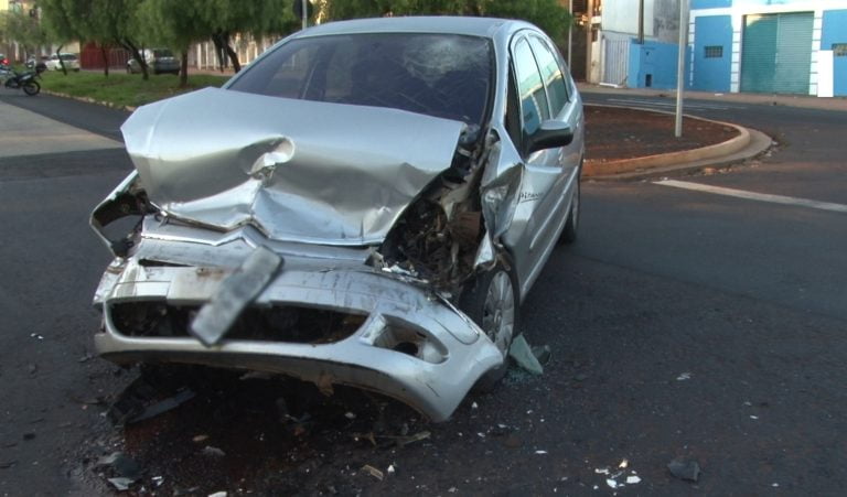 Acidente interrompe tráfego na Avenida Dom Pedro