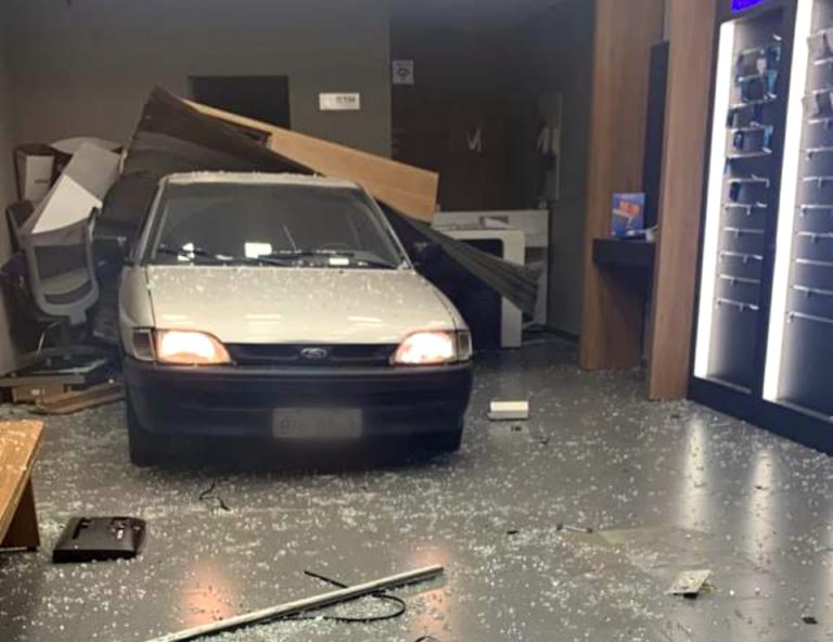 Gangue da marcha a ré ataca novamente. Só não contava com a astúcia do dono da loja, que frustrou a ação dos bandidos