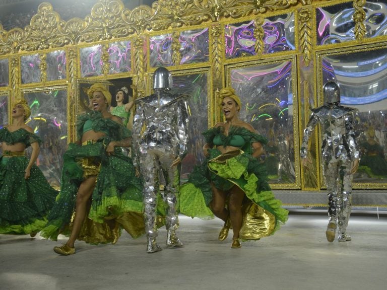 Martinho da Vila é homenageado no desfile das escolas do Rio de Janeiro