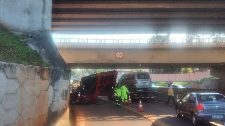 Motorista toma uns gorós, bate caminhão em viaduto e acaba preso em Ribeirão