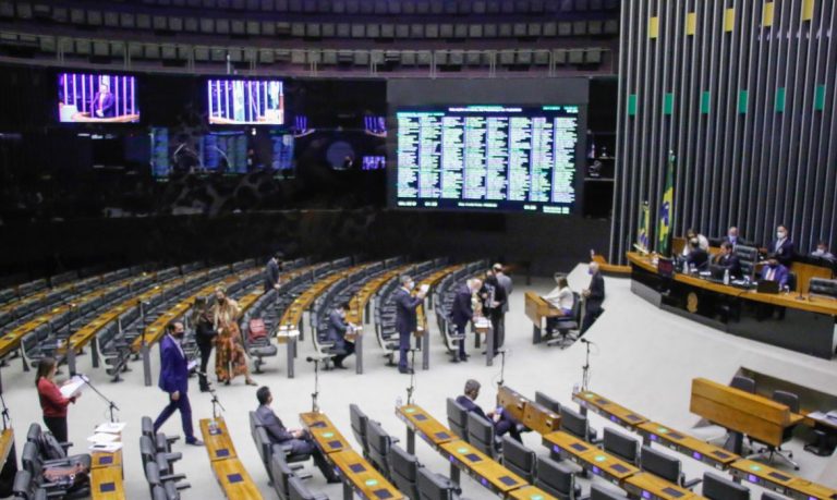 Amigos do peito: Congresso anistia partidos que descumpriram cotas para mulheres e negros