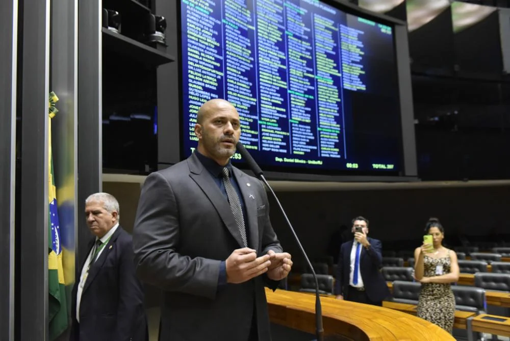 Congresso e Moraes marcam posição sobre Daniel Silveira