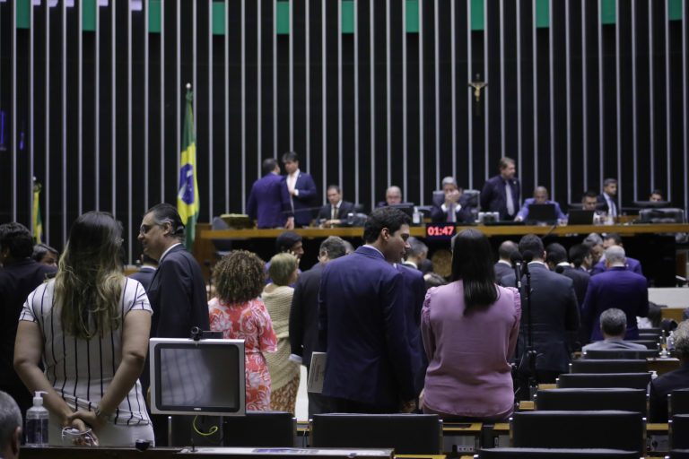 Só faltava essa!! Câmara pode votar proposta que desobriga estados e municípios do investimento mínimo em educação