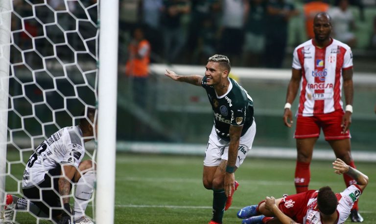 Libertadores: Palmeiras toma susto, mas goleia Independiente Petrolero com show de Veiga e Navarro