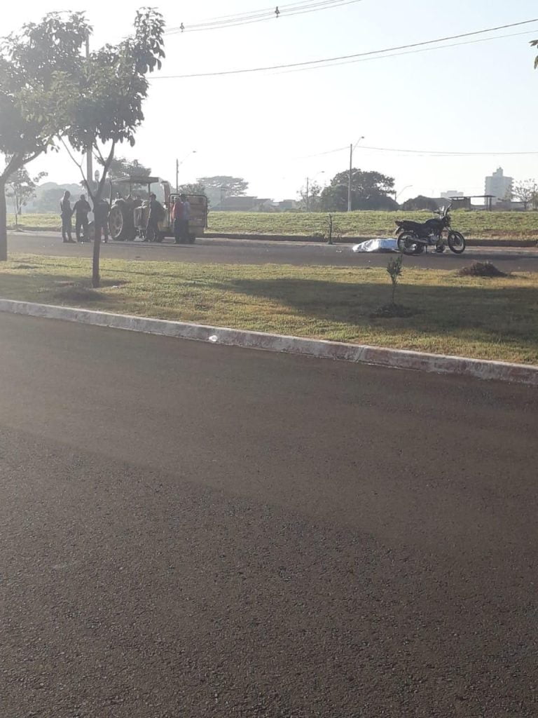 Motoqueiro choca-se com máquina de cortar galho e morre em Sertãozinho