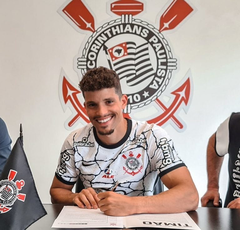 Lateral corinthiano é preso por injúria racial