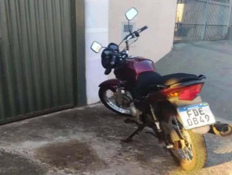 Assalto na base da tijolada: Assaltantes roubam moto jogando tijolos no condutor