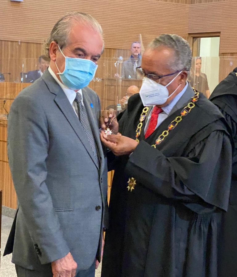 Vídeo| Empresário Chaim Zaher recebe a medalha de ouro na Solenidade de Outorga de Comendas da Ordem do Mérito Judiciário, do TRT, da 15a Região