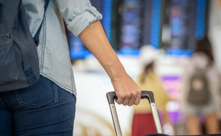 Bolsonaro veta despacho gratuito de malas em voos