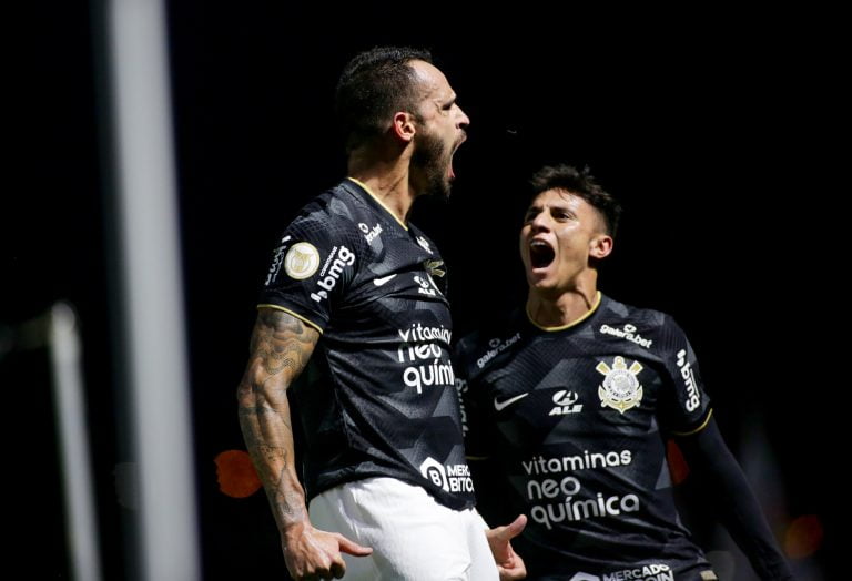 Corinthians vence Bragantino e segue líder do Brasileirão