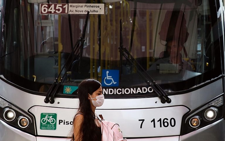 SP retira obrigatoriedade do uso de máscara em táxis e carros por aplicativo