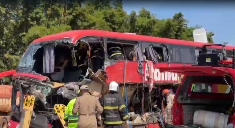 Acidente entre ônibus e carreta deixa mortos em MT