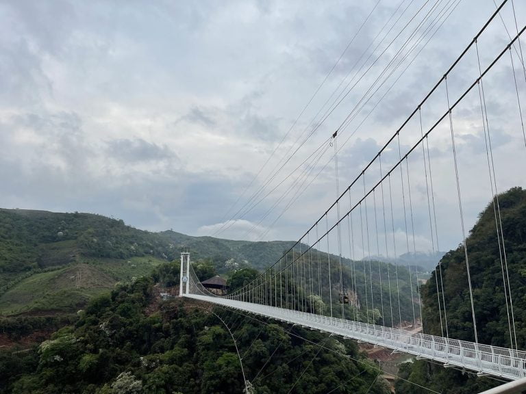 Vietnã tem a maior ponte suspensa com base de vidro do planeta