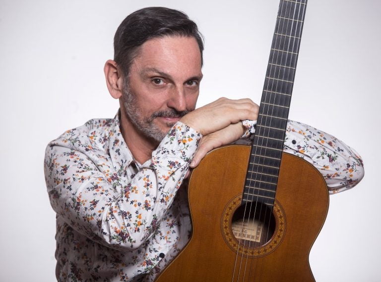 Paulo Miklos regrava Secos & Molhados para trilha de série