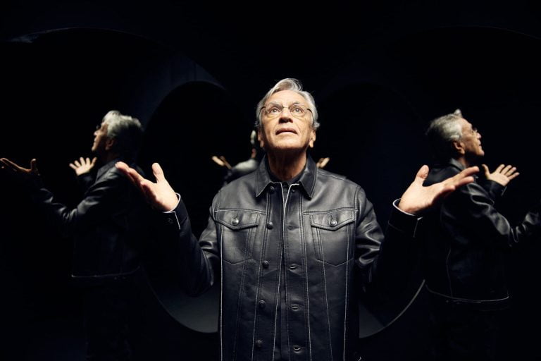 Caetano Veloso canta por um Brasil que não tem mais tempo