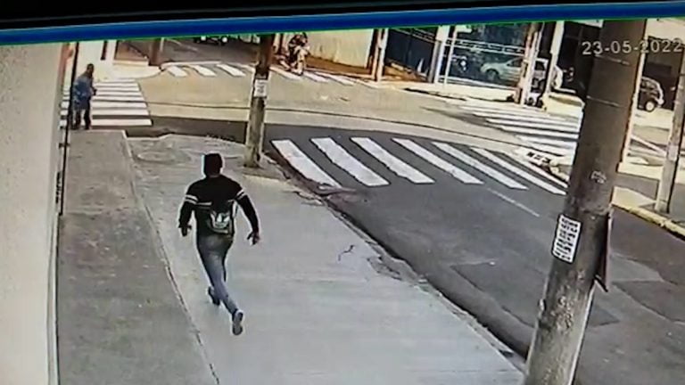 Vídeo| Depois de roubar um celular, ladrão foge e é atropelado no centro de Ribeirão Preto