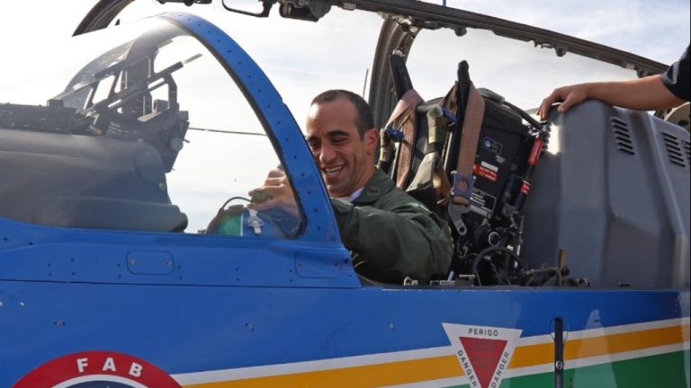 Piloto de Ribeirão sobrevive à queda de avião da Esquadrilha da Fumaça