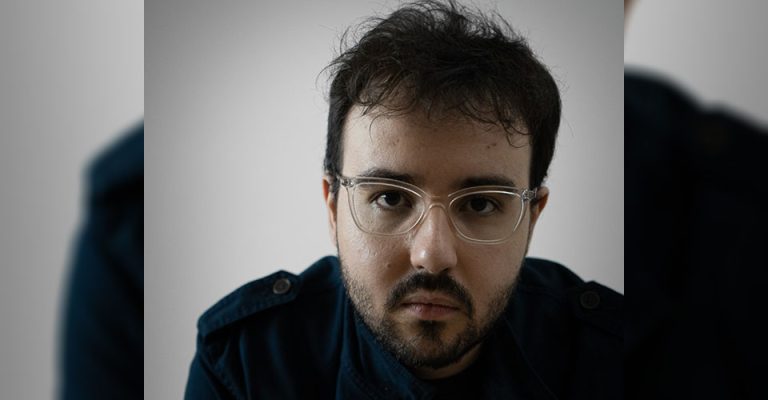 Cantor e compositor AMESLARI se apresenta no palco do Hard Rock Café Ribeirão Preto.